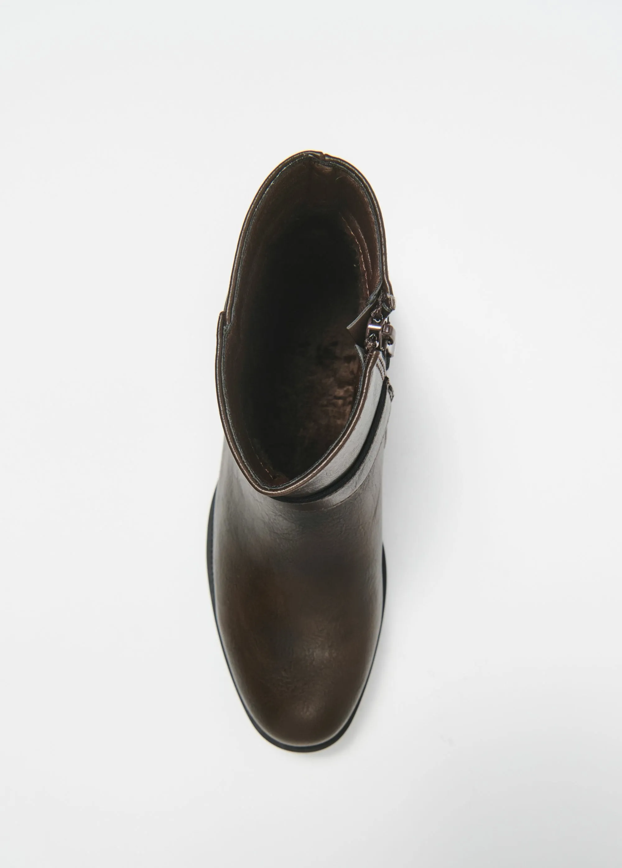 Riding boots with straps and zip