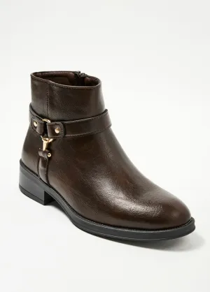 Riding boots with straps and zip