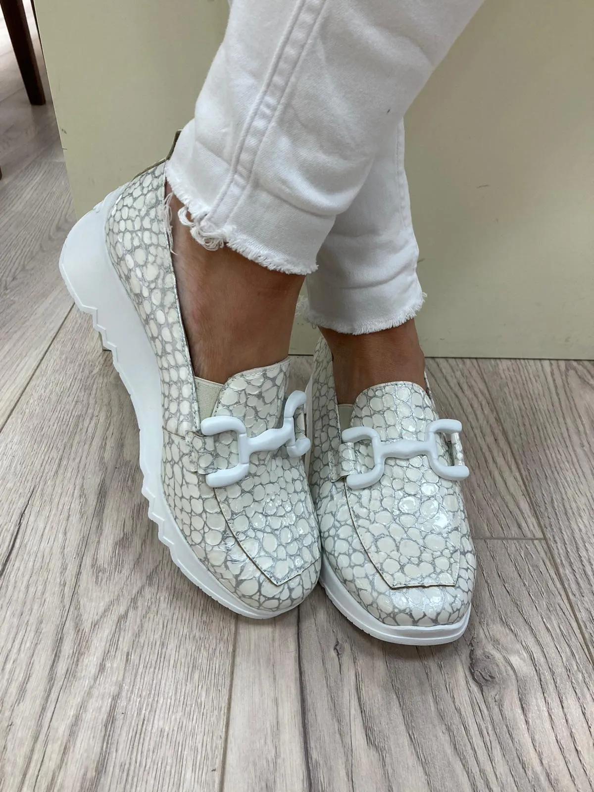 WONDERS - E-6701 SLIP-ON LOW WEDGE SHOE - WHITE CROC