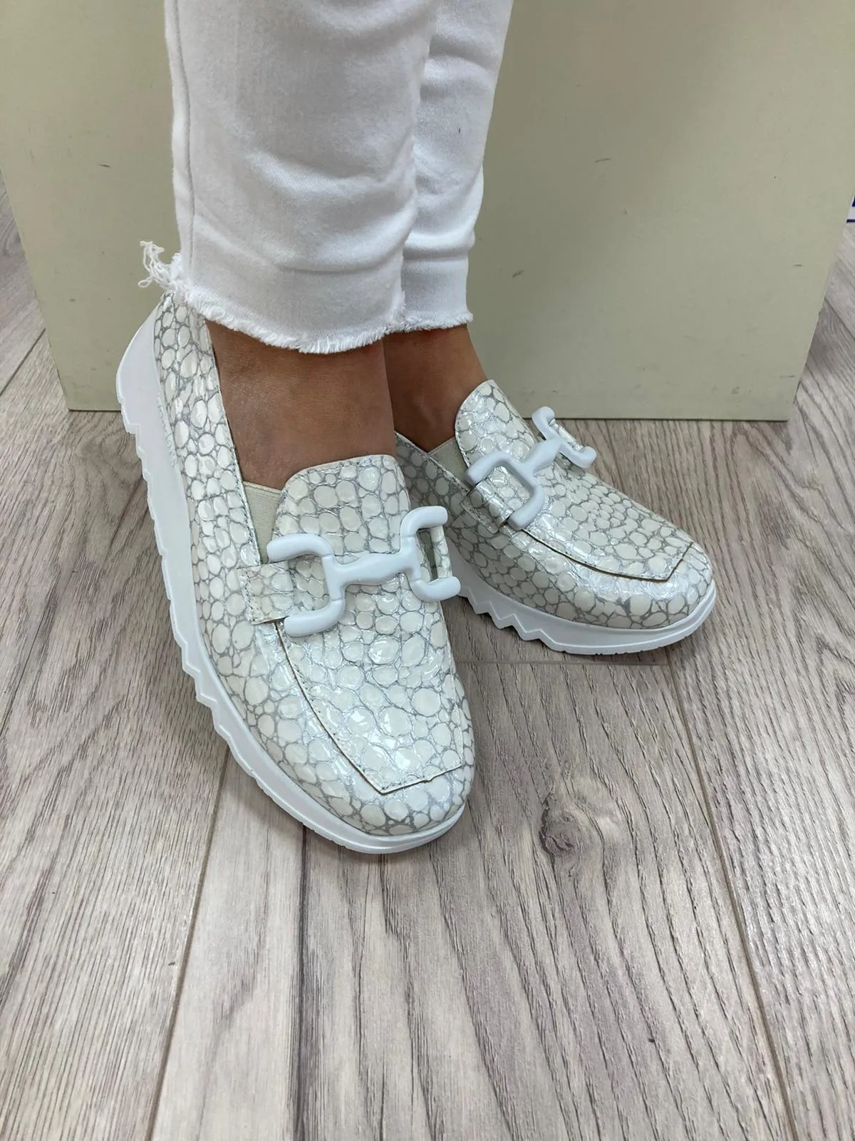 WONDERS - E-6701 SLIP-ON LOW WEDGE SHOE - WHITE CROC
